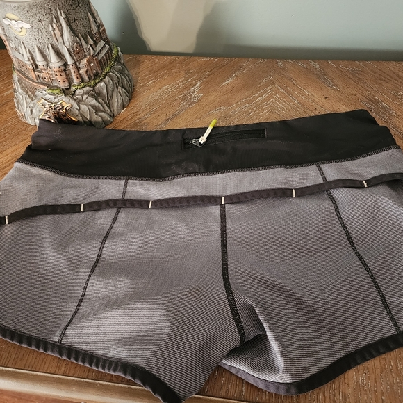 Lululemon Speed Up Shorts Size 8 - Picture 2 of 4